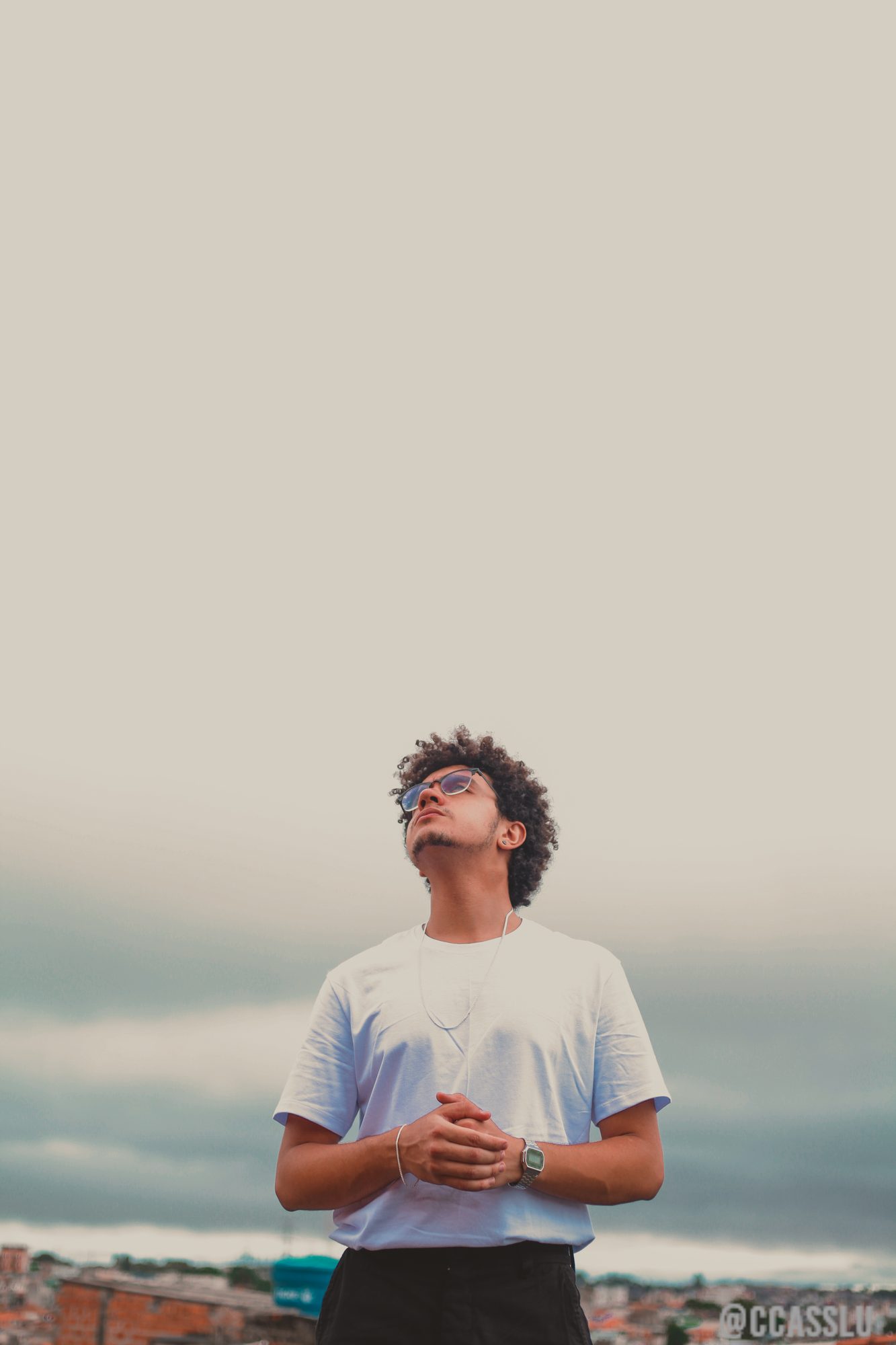 Portrait of Alexandre Ribeiro in Diadema looking at the sky.